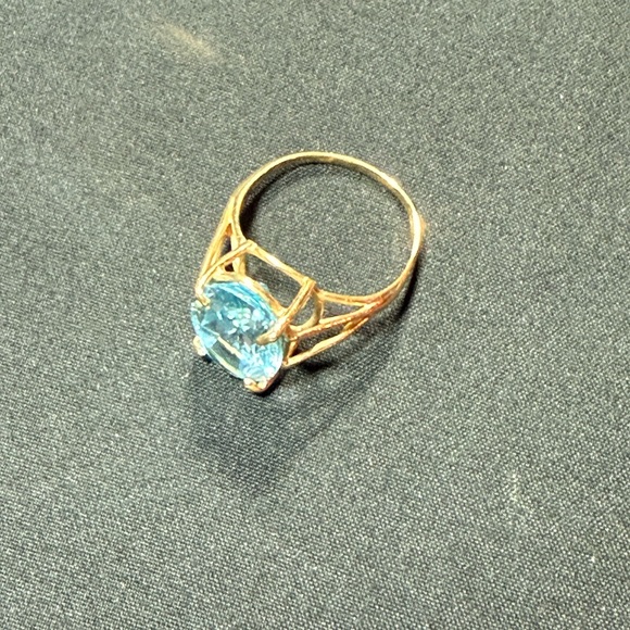 PRICE FIRM • NWOT 10kt yellow gold synthetic blue topaz ring size 7.25 oval